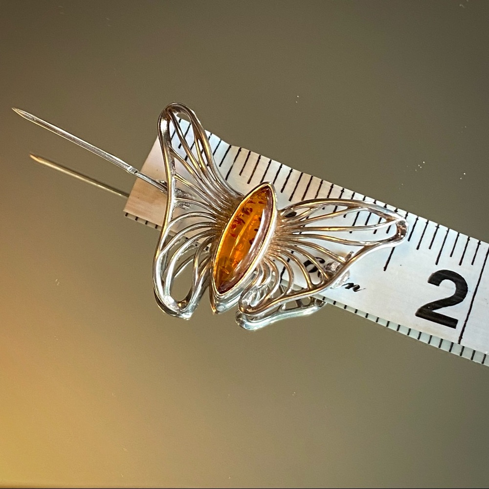 amber stone, set in a sterling silver butterfly pin, with secured clasp. - Picture 3 of 10